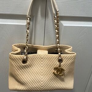 CHANEL Cream Quilted Chevron Shoulder Bag with Gold-Tone CC Charm